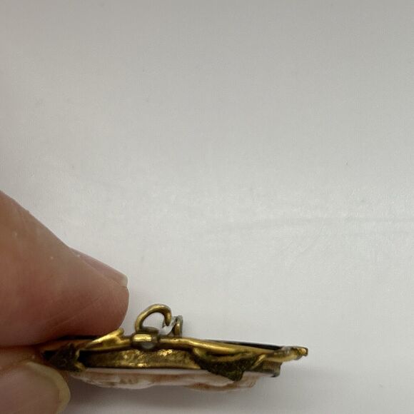 Antique GLP Carved Shell Cameo Brooch Pin Gold Tone Leaf Detail Faux Pearls - Picture 6 of 13